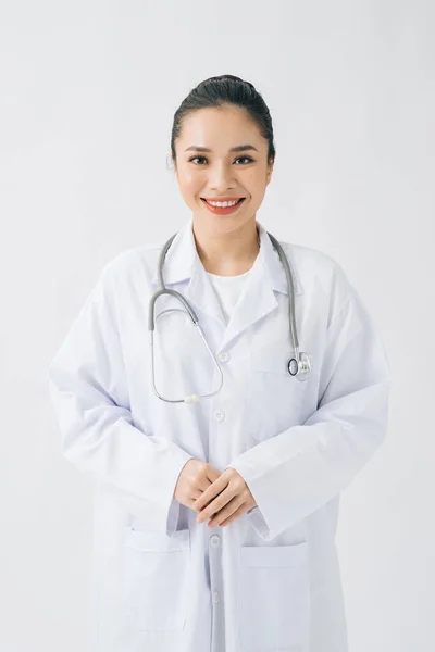 Retrato Feliz Sorridente Médico Branco Uniforme Com Mãos Cruzadas Fundo — Fotografia de Stock