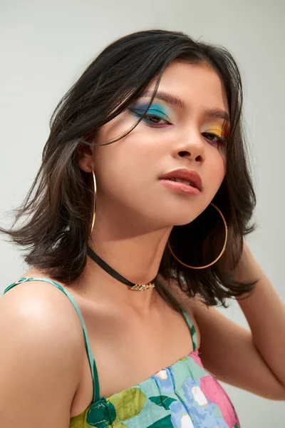 Parlak renkli makyajlı güzel bir kadın portresi