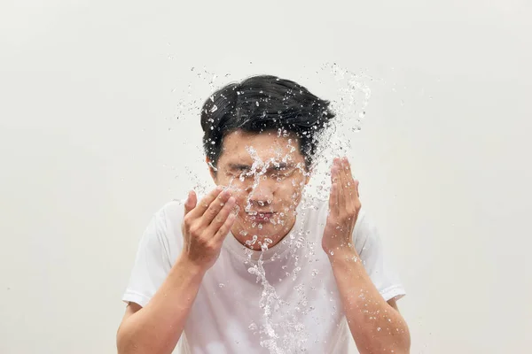 Joven Rociando Agua Cara Sobre Fondo Blanco — Foto de Stock