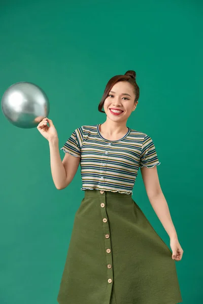 Feliz Mujer Sonriente Está Mirando Globo Plata Aire Que Divierte — Foto de Stock