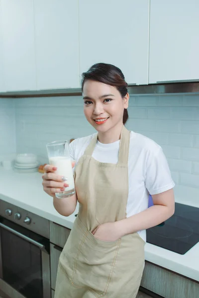 Азіатська Жінка Молоко Кухні — стокове фото