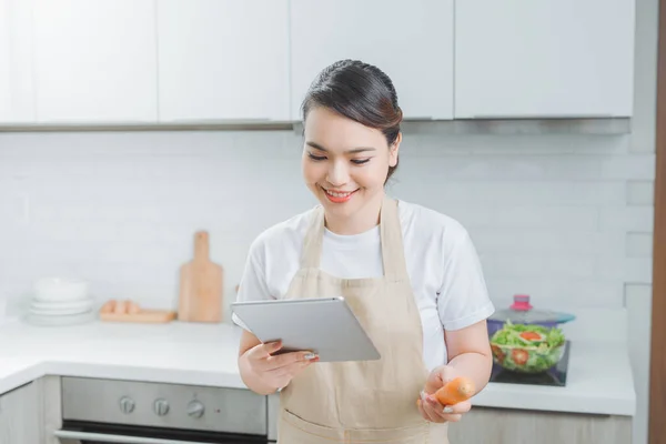 Hermosa Mujer Coreana Delantal Celebración Tableta Mirando Lista Comprobación Verduras — Foto de Stock