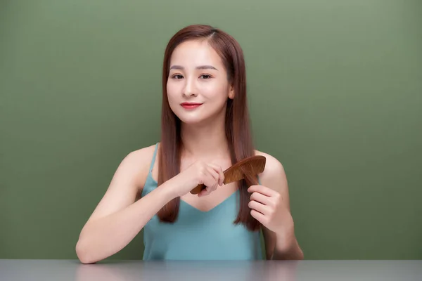 Portrait Cute Young Woman Green Background Combing Hair — Stock Photo, Image