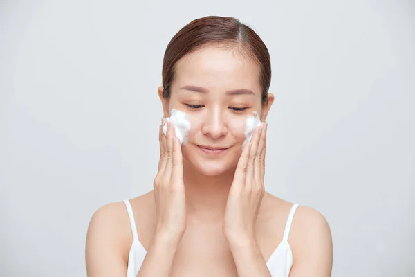 Retrato Jovem Mulher Asiática Aplicando Limpador Espuma Contra Fundo Branco — Fotografia de Stock