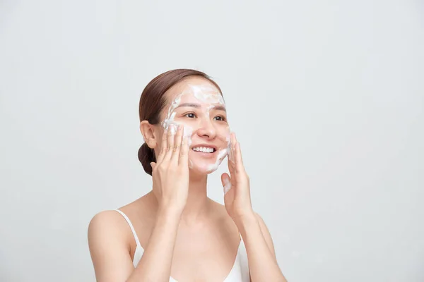 Gelukkig Aantrekkelijk Jong Aziatisch Vrouw Toepassing Schuimende Cleanser Haar Gezicht — Stockfoto