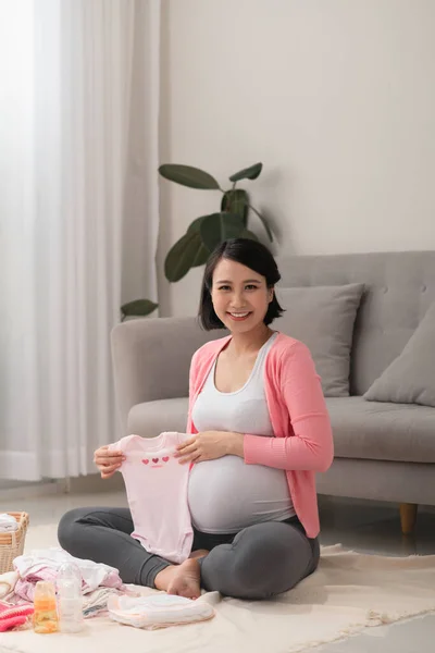 Hermosa Embarazada Asiático Mujer Embalaje Preparación Bebé Ropa Cesta Para — Foto de Stock