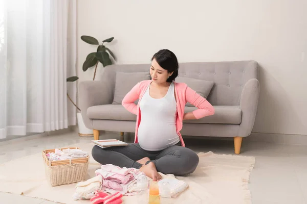 Mujer Embarazada Está Preparando Para Hospital Maternidad Embalaje Ropa Bebé — Foto de Stock
