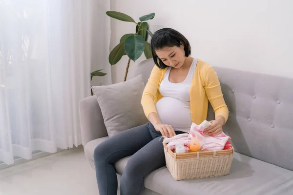 Una Mujer Embarazada Sentada Sofá Preparando Cosas Para Nacimiento Niño — Foto de Stock