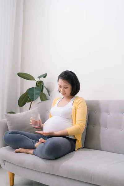 Portret Van Een Jonge Zwangere Vrouw Die Medicijnen Drinkwater Gebruikt — Stockfoto