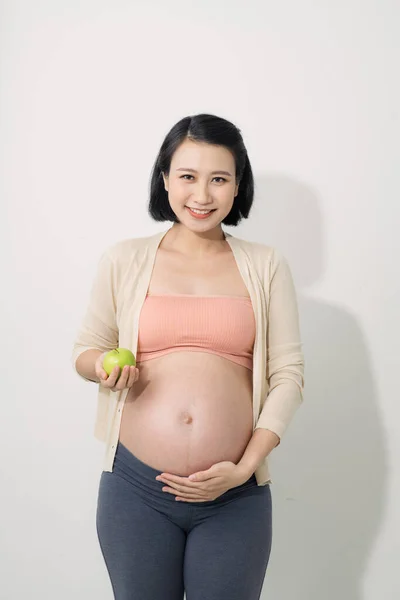 Hamile Anne Mutlu Bir Şekilde Elma Yer Gülümser — Stok fotoğraf