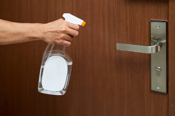 Uomo Disinfetta Manopola Della Porta Spruzzando Disinfettante Bianco Una Bottiglia — Foto Stock