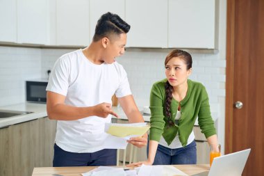 Kadın alışverişe çok para harcıyor.