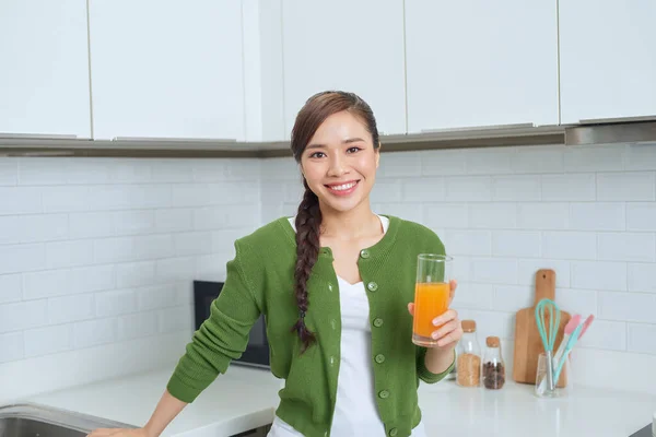Preciosa Mujer Bebiendo Vaso Jugo Naranja Pie Cocina Mirando Cámara — Foto de Stock