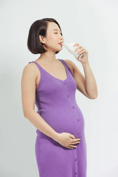 Žena Pije Sklenici Mléka Během Těhotenství — Stock fotografie