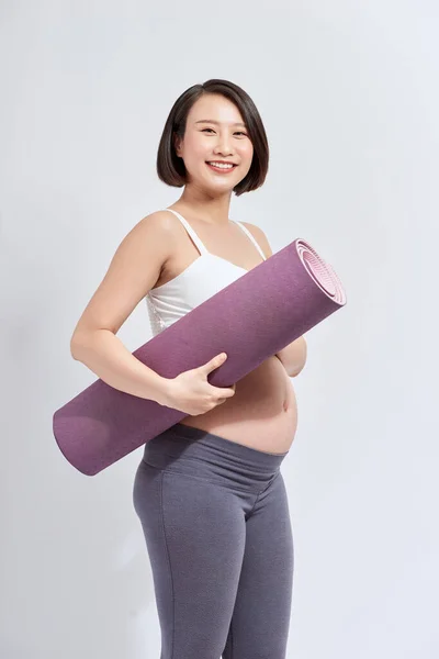 Mulher Grávida Alegre Segurando Tapete Ioga Sorrindo Para Câmera Posando — Fotografia de Stock