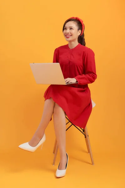 Όμορφη Νεαρή Ασιάτισσα Γυναίκα Που Χρησιμοποιεί Φορητό Υπολογιστή Και Κάθεται — Φωτογραφία Αρχείου