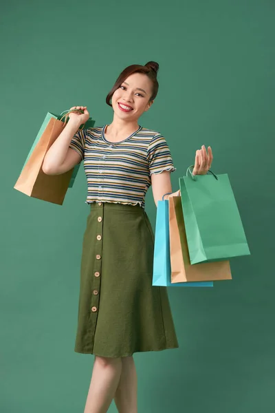魅力的な幸せなスタイリッシュな女性のショッピングバッグを保持歩く — ストック写真