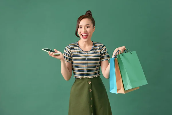 Mujer Joven Sosteniendo Bolsas Compras Teléfono Móvil — Foto de Stock