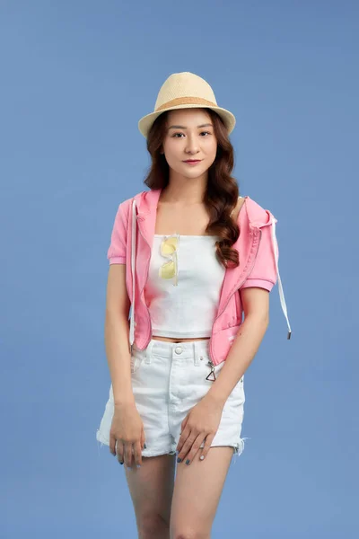 Tシャツ ショートジーンズ ピンクのジャケットを身に着けている若いアジアの女性の肖像 — ストック写真