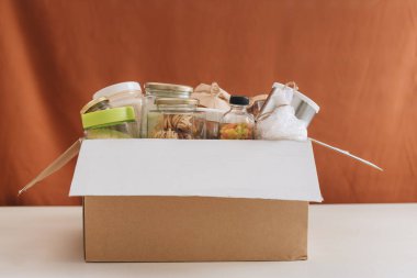 Karton kutu içinde yiyecek, yiyecek bağışı, ev teslimatı, yatay, kopyalama alanı.