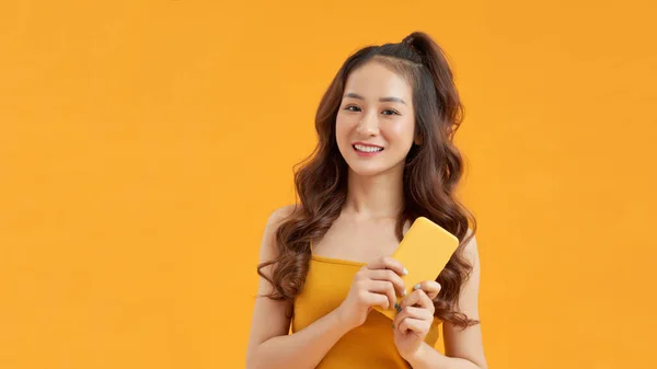 Alegre Jovem Mulher Isolado Sobre Fundo Amarelo Usando Telefone Móvel — Fotografia de Stock