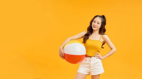 Sorrindo Menina Asiática Bonita Roupa Verão Com Bola Praia Colorida — Fotografia de Stock