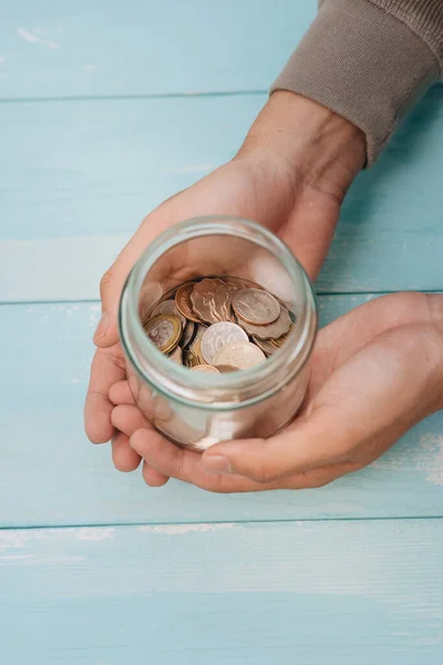 Manos Hombre Joven Sosteniendo Frasco Vidrio Con Dinero Monedas Dentro — Foto de Stock