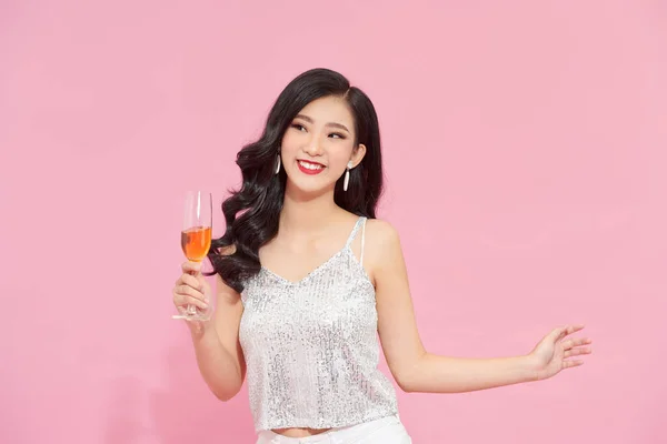 Menina Asiática Boa Aparência Traje Elegante Pose Confiante Com Vinho — Fotografia de Stock