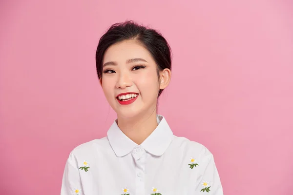 Mladá Atraktivní Krásná Asijská Žena Krásnou Tváří Pózující Usmívající Kameru — Stock fotografie
