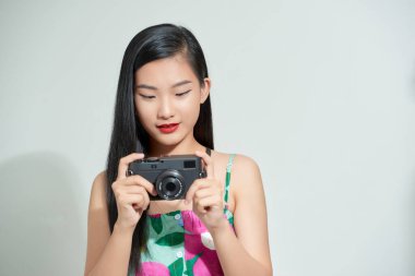 Çekici genç bayan tatile çıkmaya hazır, beyaz arka planda soyutlanmış.