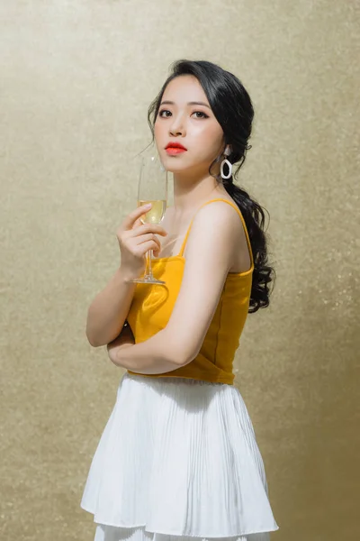 Portrait Belle Jeune Femme Asiatique Tenant Verre Vin Sur Fond — Photo