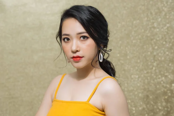Retrato Atraente Jovem Mulher Asiática Sobre Fundo Ouro — Fotografia de Stock