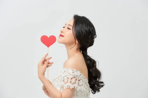 Femme Asiatique Dans Une Robe Mariée Tient Coeur Rouge Sur — Photo