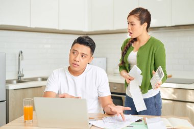 Çiftler bütçe giderleri konusunda tartışıyor.