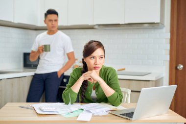 Borçlarını gözden geçiren çaresiz genç bir çift. Finansal aile sorunları kavramı.