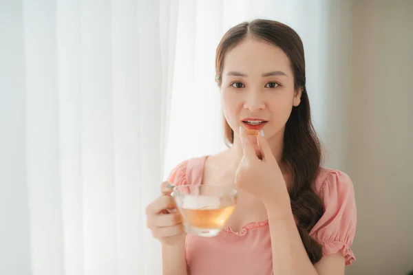Bela Asiática Mulheres Comer Nutricional Peixe Óleo Suplemento Para Saudável — Fotografia de Stock
