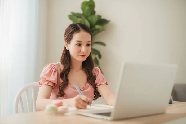 Hermosa Mujer Joven Asiática Usando Ordenador Portátil Trabajo Desde Casa — Foto de Stock