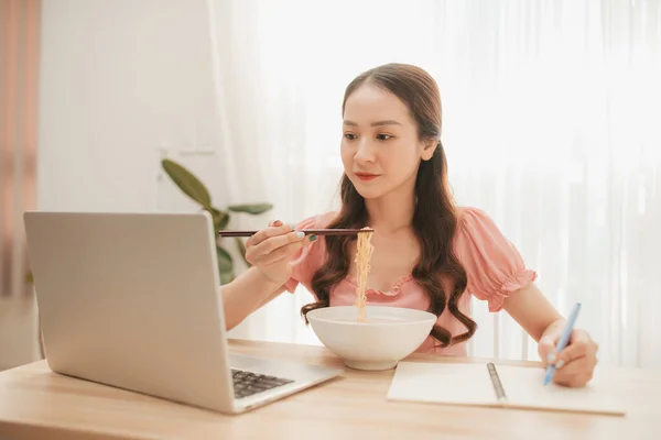 Joven Asiático Negocios Mujer Trabajando Comiendo Asiático Fideos — Foto de Stock