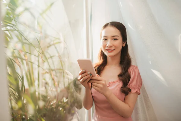 Joven Asiático Mujer Usando Inteligente Teléfono —  Fotos de Stock