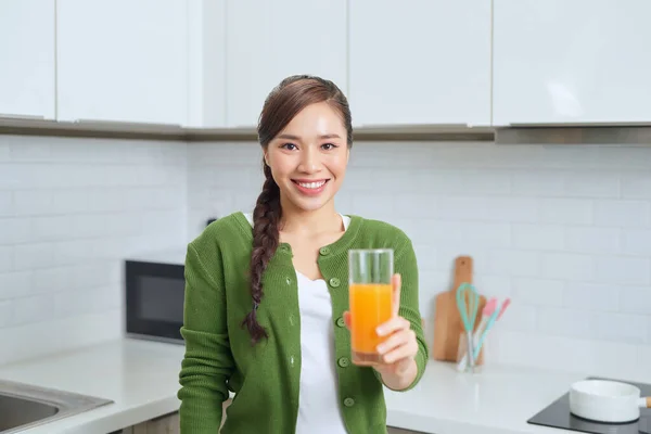Potret Seorang Wanita Muda Tersenyum Minum Jus Jeruk Dapur Rumah — Stok Foto