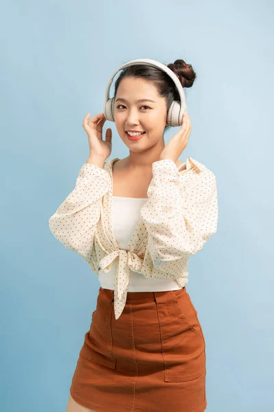 Joyeuse Asiatique Femme Portant Casque Écouter Musique Application Dans Smartphone — Photo