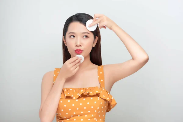 Preciosa Dama Usando Almohadillas Algodón Aplicando Removedor Maquillaje Cara —  Fotos de Stock
