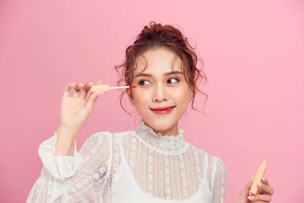 Schöne Weibliche Teenager Mit Lipgloss Isoliert Auf Rosa — Stockfoto