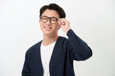 Beyaz arka planda yakışıklı bir adamın portresi..