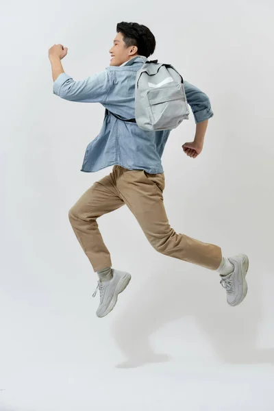 Feliz Joven Estudiante Asiático Hombre Saltando Aire Con Mochila Sobre —  Fotos de Stock