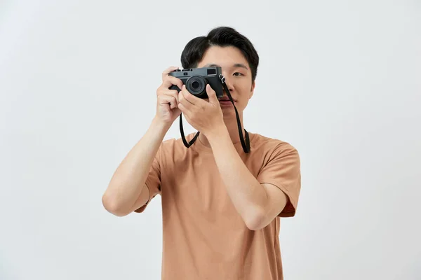 Ung Asiatisk Man Tar Foto Med Sin Kamera När Han — Stockfoto