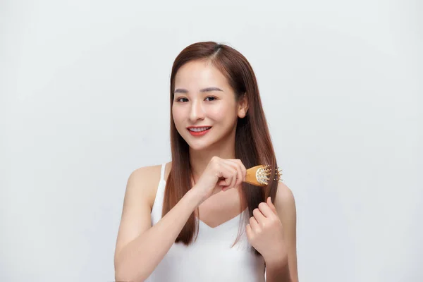 Portrait Beautiful Young Woman Combing Her Hair Looking Camera Smiling — Stock Photo, Image