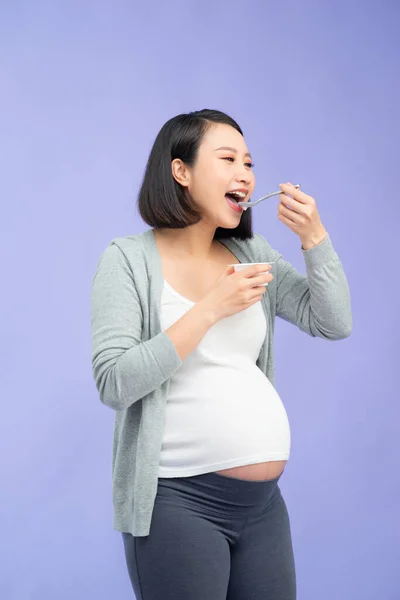 Νεαρή Υγιής Έγκυος Γυναίκα Τρώει Γιαούρτι Από Μικρό Πλαστικό Κύπελλο — Φωτογραφία Αρχείου