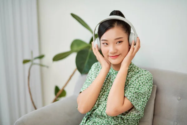 Femme Asiatique Écoutant Musique Avec Écouteurs Maison Technologie Sans Fil — Photo