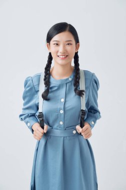 Kampüste Asyalı bir üniversite öğrencisinin fotoğrafı.